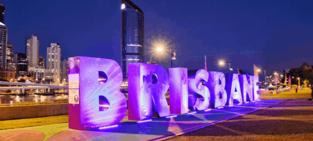 布里斯班市中心夜景，紫色灯光装饰的BRISBANE城市标志，现代化城市天际线，澳亚旅游布里斯班艺术节文化体验目的地