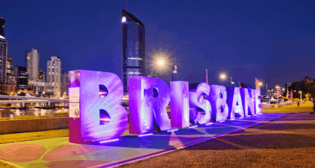 布里斯班市中心夜景，紫色灯光装饰的BRISBANE城市标志，现代化城市天际线，澳亚旅游布里斯班艺术节文化体验目的地
