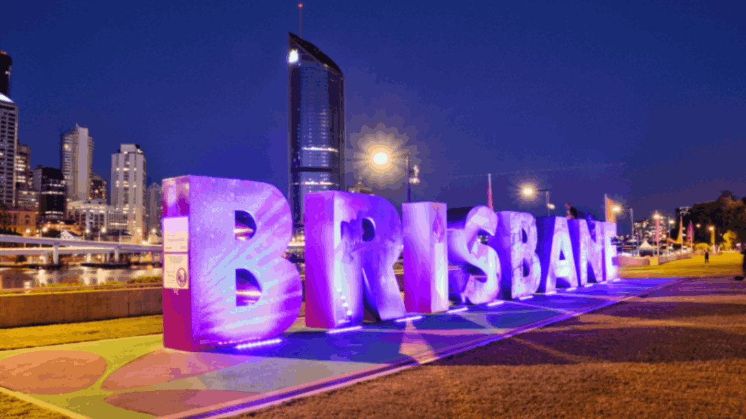 布里斯班市中心夜景，紫色灯光装饰的BRISBANE城市标志，现代化城市天际线，澳亚旅游布里斯班艺术节文化体验目的地